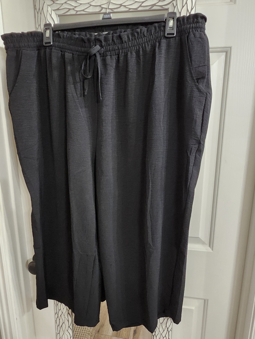 Relaxed Black Drawstring Capris for Women